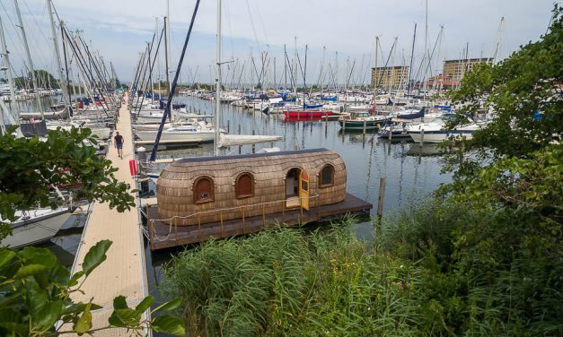 Tiny wonen in een drijvende iglohut