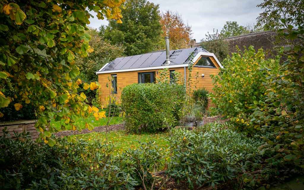 Voorvechter tiny houses trots op haar heerlijke plek in Alblasserwaard