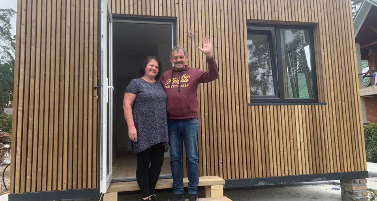 Tiny houses naast verwoeste huizen