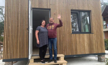 Tiny houses naast verwoeste huizen