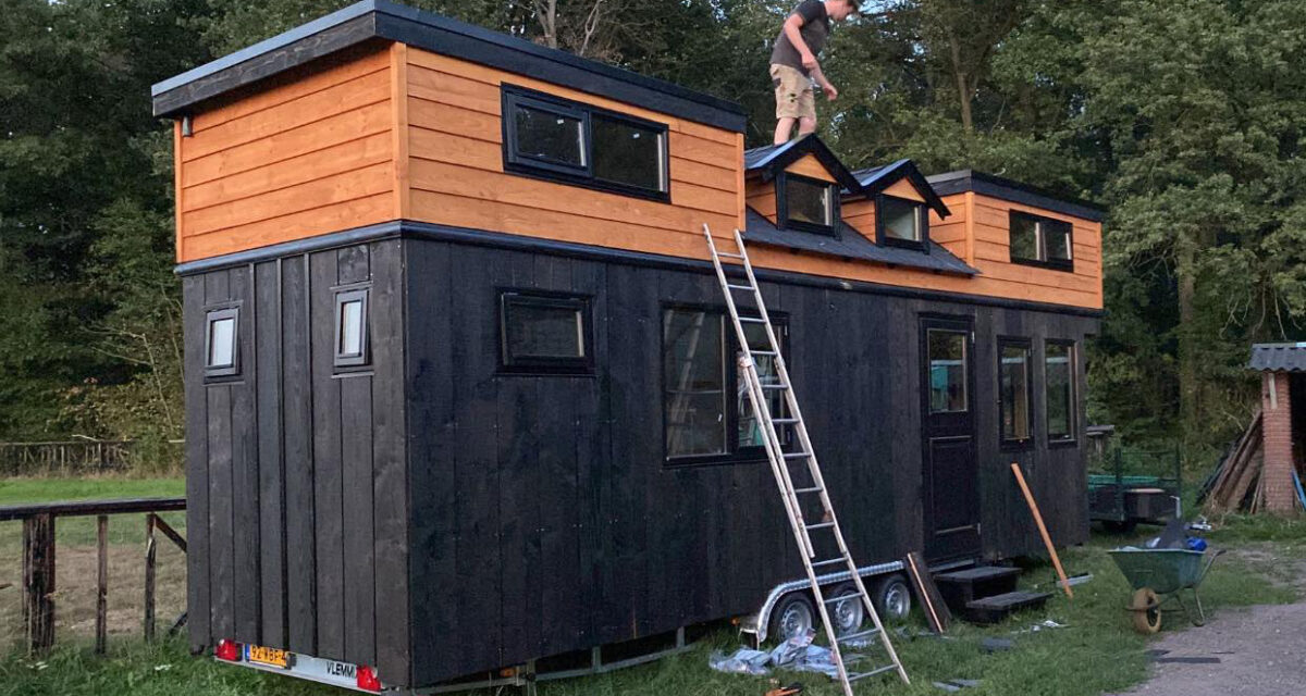 Tiny house laatste klus jonge timmerman