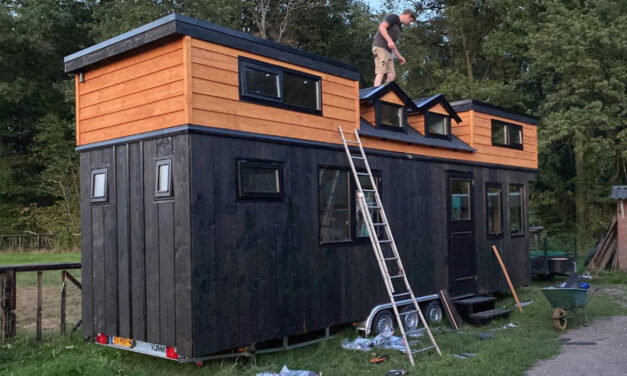 Tiny house laatste klus jonge timmerman