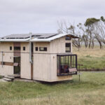 Aussies bouwen tiny house met uitschuifdak
