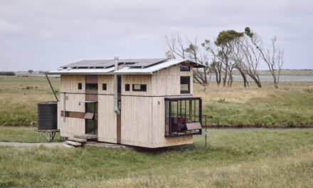 Aussies bouwen tiny house met uitschuifdak