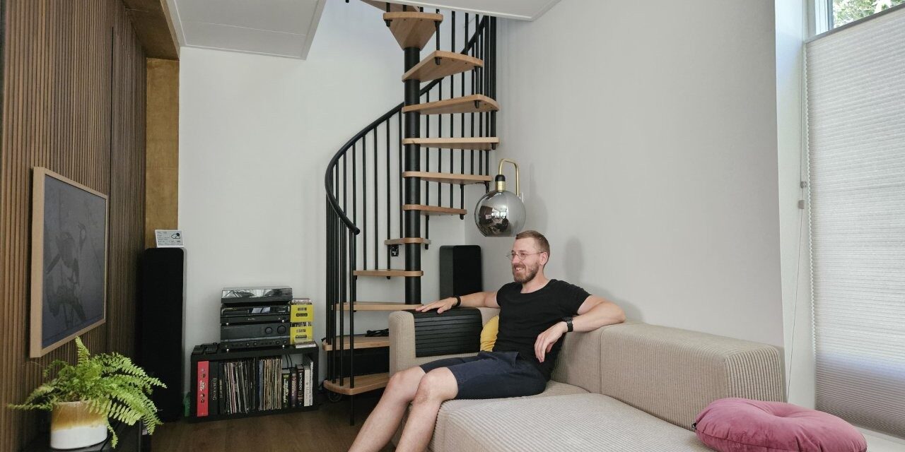 Chris geniet na 5 jaar bouwen van containerwoning