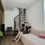 Chris geniet na 5 jaar bouwen van containerwoning